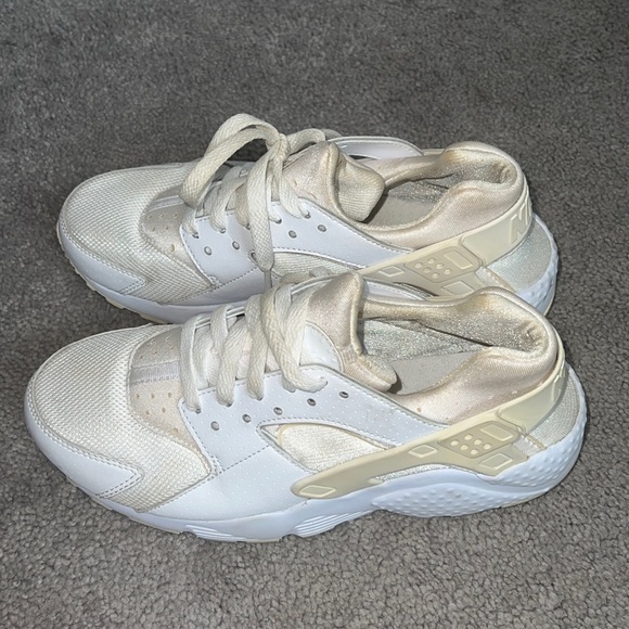 NIKE HUARACHES THAT ARE SO COMFORTABLE - Picture 2 of 2